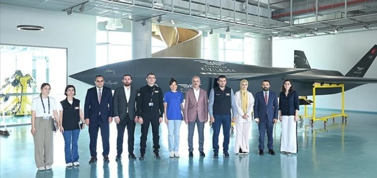 Bakan Uraloğlu, Özdemir Bayraktar Milli Teknoloji Merkezi’ni ziyaret etti