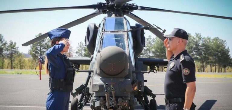 Türkiye’nin ilk kadın taarruz helikopter pilotu Özge Karabulut Diyarbakır semalarında
