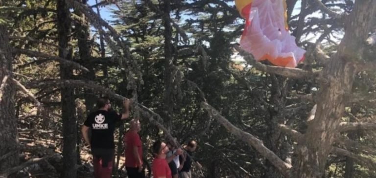 Yamaç paraşütü ağaca dolanan turist kurtarıldı