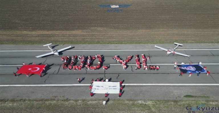 Ayjet Uçuş Okulu, Cumhuriyetin 100. Yıl Kutlamalarında Gökyüzünde Unutulmaz Anlar Yarattı
