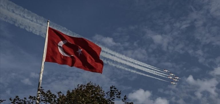 İstanbul Boğazı semalarında SOLOTÜRK ve Türk Yıldızları’ndan Cumhuriyet’in 100. yılı uçuşu