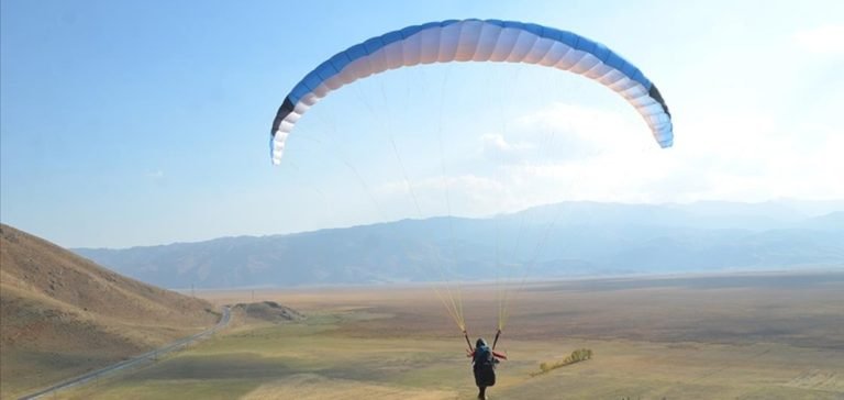 Yüksekova’da gökyüzü paraşütlerle renklendi