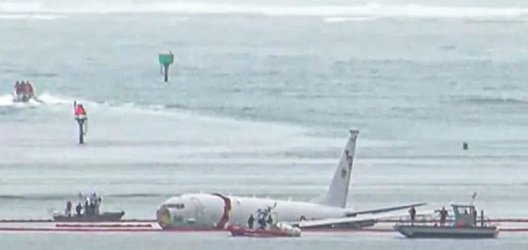 Hawaii’de 40 metrelik uçak denize iniş yaptı