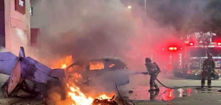 ABD’de alışveriş merkezinin önüne uçak düştü