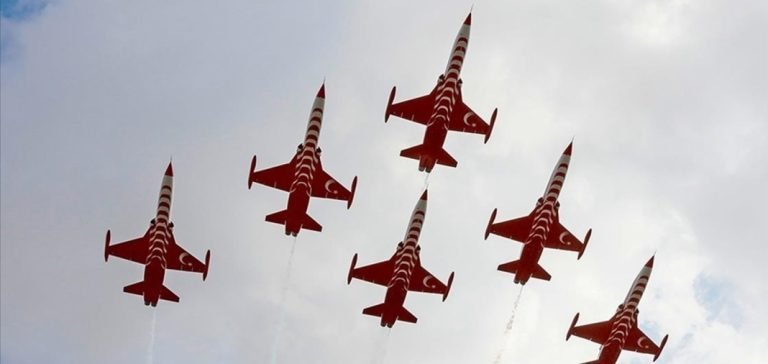 Türk Yıldızları KKTC semalarında gösteri yaptı