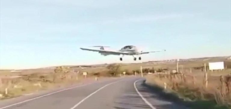 Otoyolda tehlikeli yakınlaşma: İniş yapan uçak minibüsü teğet geçti