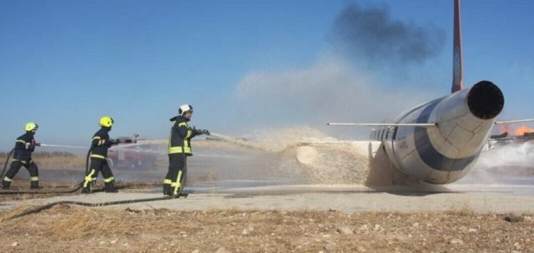 Havalimanında, düşen uçakta yolcu kurtarma tatbikatı