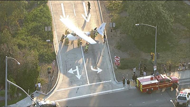 Florida'da otoyola uçak düştü: 2 kişi hayatını kaybetti