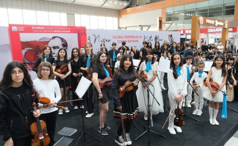 Sabiha Gökçen Havalimanı 23 Nisan kutlamasına, çocuk müzisyenlerin muhteşem performansı damga vurdu.
