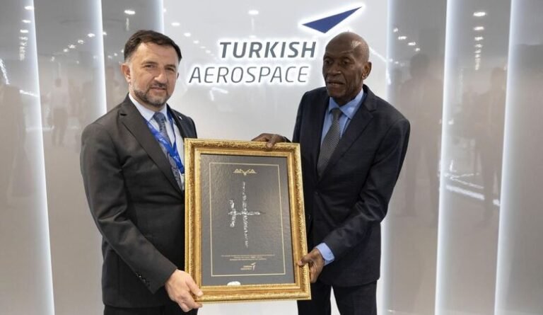 TUSAŞ, Paris Air Show’da Kamerun ve Umman Heyetlerini Standında Ağırladı