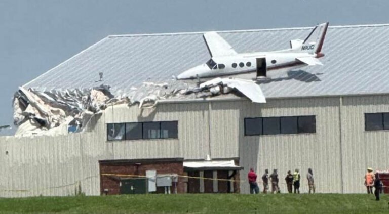 King Air Uçağı Havacılık Hangarına Çakıldı: Uçak Çatıya Kondu
