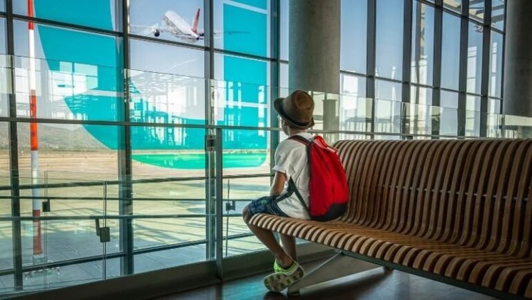 Tatil Uğruna Çocuklarını Havalimanında Bıraktılar: Sosyal Medyada Tepki Yağdı