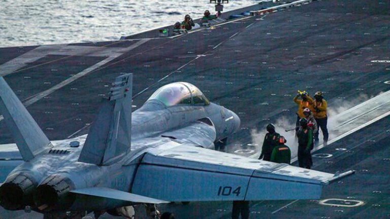 ABD Savaş Uçağı Super Hornet Virginia’da Okyanusa Düştü: Pilot Kurtarıldı