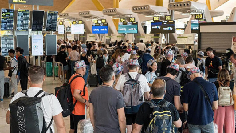 Madrid Havalimanında Süresiz Grev: Uçuşlar Kaçıyor, Kuyruklar Uzuyor