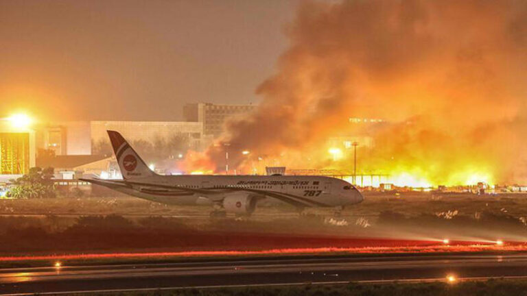 Bangladeş’te Dakka Havalimanı Yangını: 36 Ekip Müdahalede, Uçuşlar Askıda