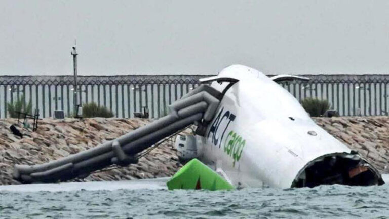 Hong Kong’da Kargo uçağı denize sürüklendi: 2 can kaybı