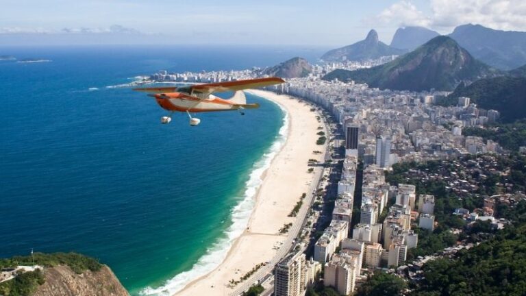 Brezilya’da Reklam Uçağı Denize Düştü: Pilot Hayatını Kaybetti